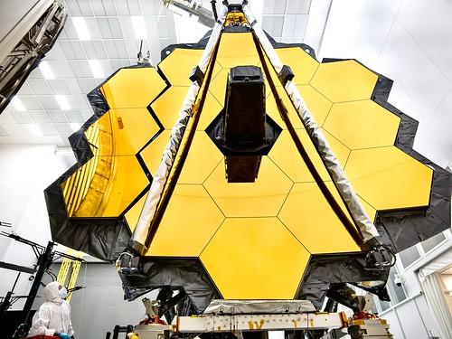 Das James Webb Weltraumteleskop, sehr groß und Bienenwaben ähnelnd