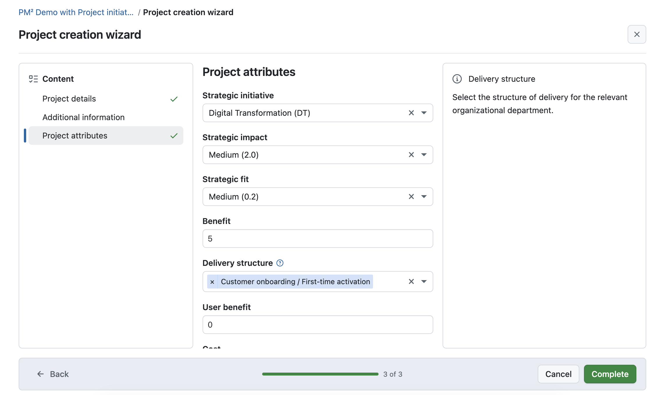 Asistente OpenProject para una solicitud de inicio de proyecto, 3 columnas con diferentes pasos, actualmente mostrados: Atributos del proyecto, con texto de ayuda en la columna de la derecha