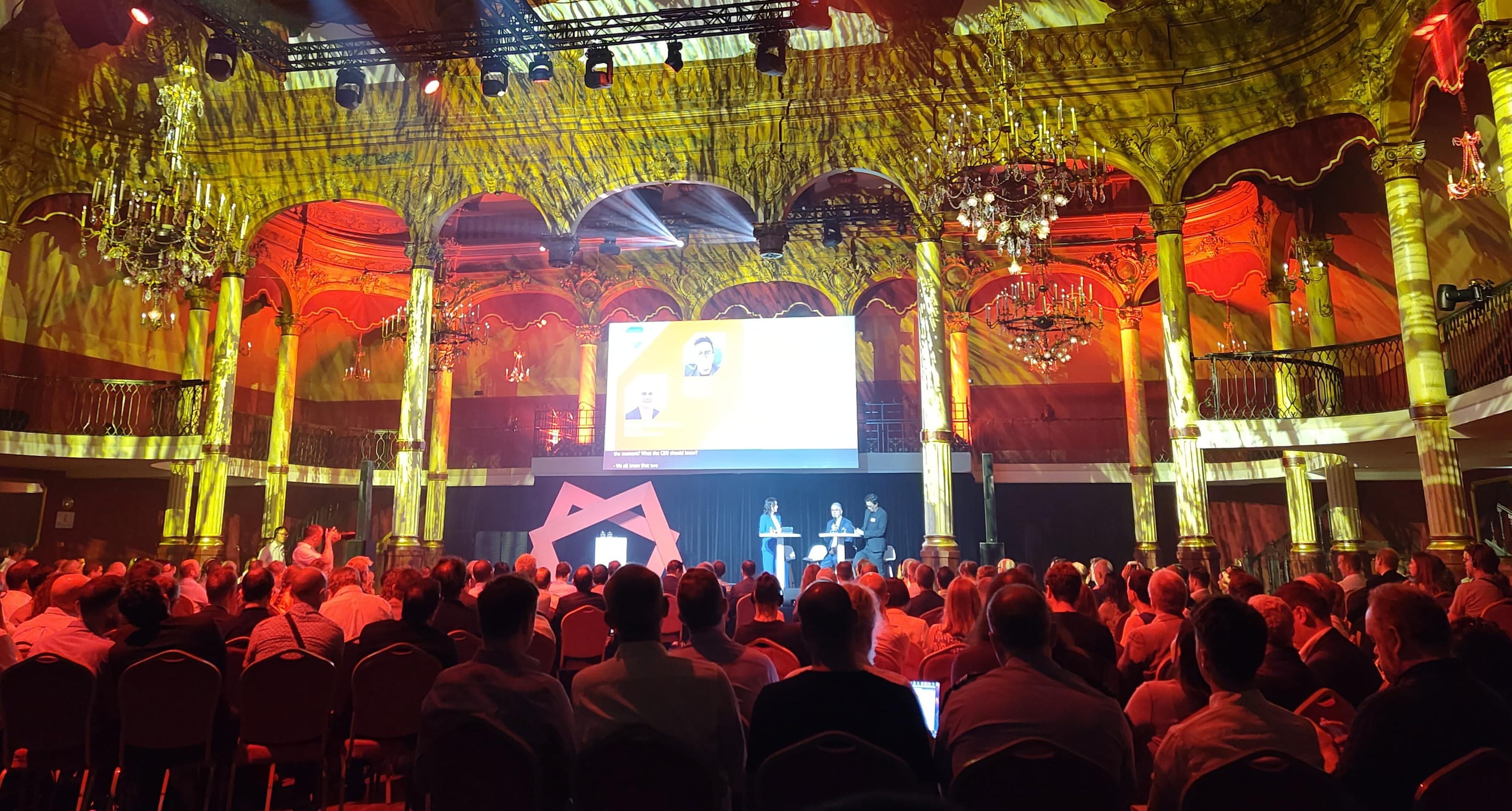 Une salle comble à la Salle Wagram à Paris lors de l’EuroCommons Coalition Day